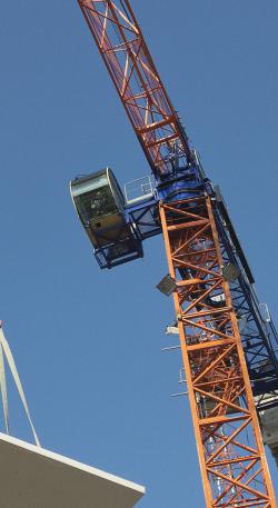 bouwplaats: kraanmachinist en breedplaatvloer leggen