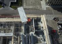 bouwplaats: kraanmachinist en breedplaatvloer leggen