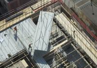 bouwplaats: kraanmachinist en breedplaatvloer leggen