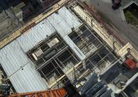 bouwplaats: kraanmachinist en breedplaatvloer leggen
