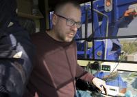 bouwplaats: kraanmachinist en breedplaatvloer leggen