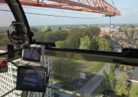 bouwplaats: kraanmachinist en breedplaatvloer leggen