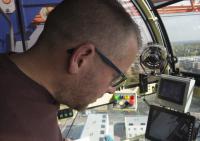 bouwplaats: kraanmachinist en breedplaatvloer leggen