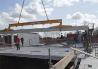 bouwplaats: voorbereiding wandstort en kanaalplaat-elementen leggen