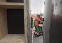 bouwplaats: voorbereiding wandstort en kanaalplaat-elementen leggen
