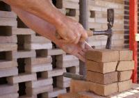 bouwplaats: metselaars en Braziliaans metselwerk