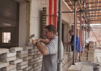 bouwplaats: metselaars en Braziliaans metselwerk